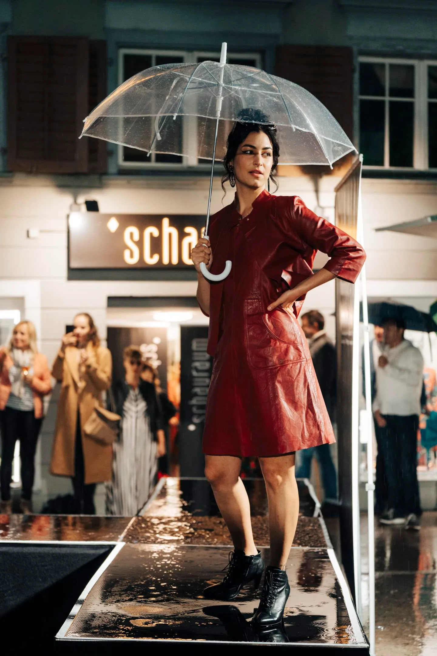 Dame in rotem Kleid mit Regenschirm in der Hand